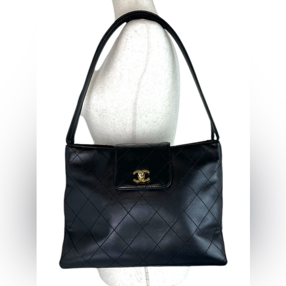 CHANEL CC TURNOLCK LAMBSKIN LEATHER TOTE - Picture 5 of 13